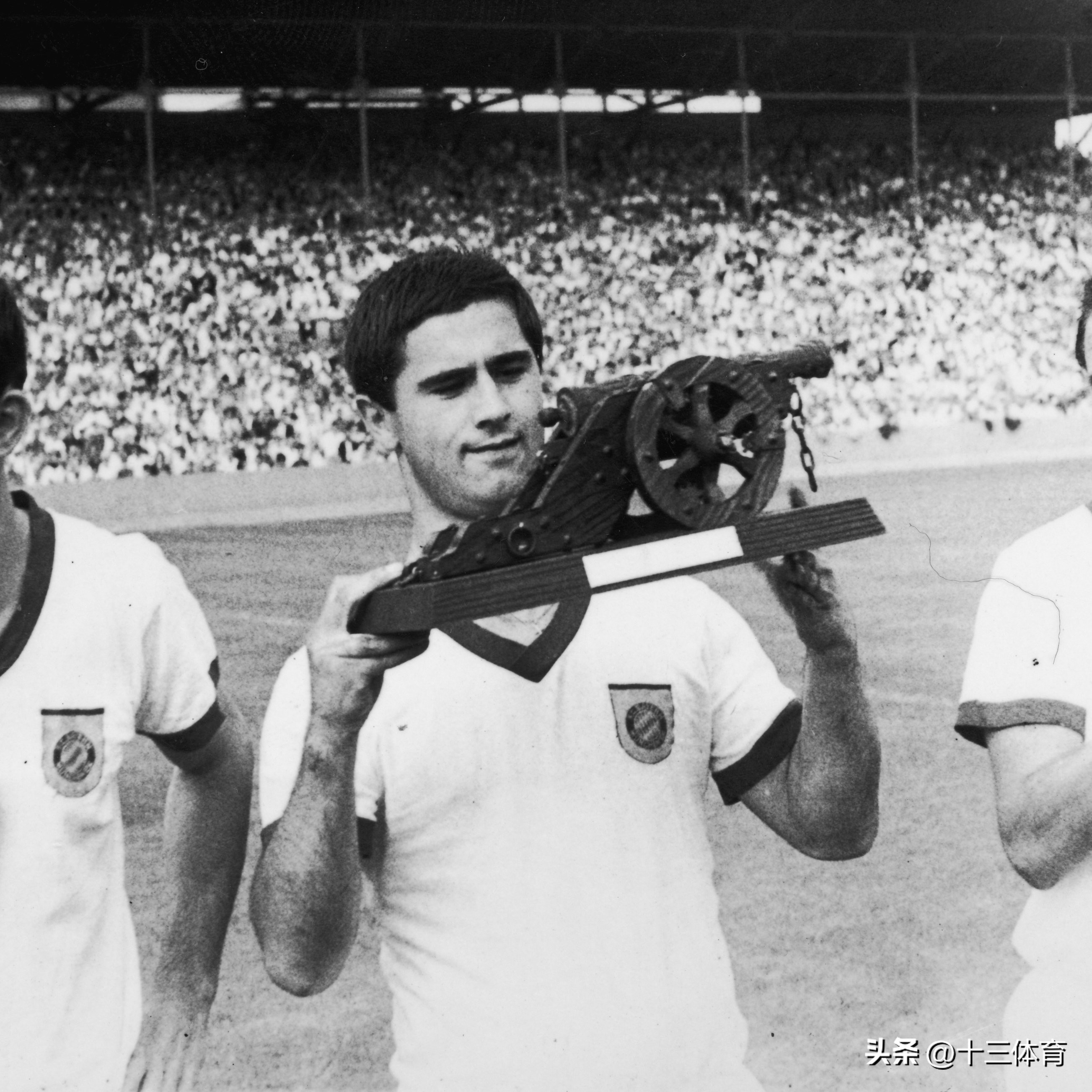 歷史最佳射手排名_世界杯歷史總射手王_職業(yè)生涯進(jìn)球數(shù)突破700的球員