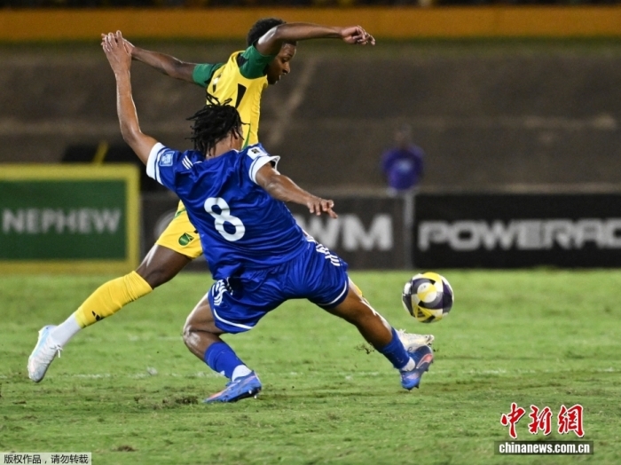 圖為庫拉索隊球員（藍衣）比賽中拼搶。