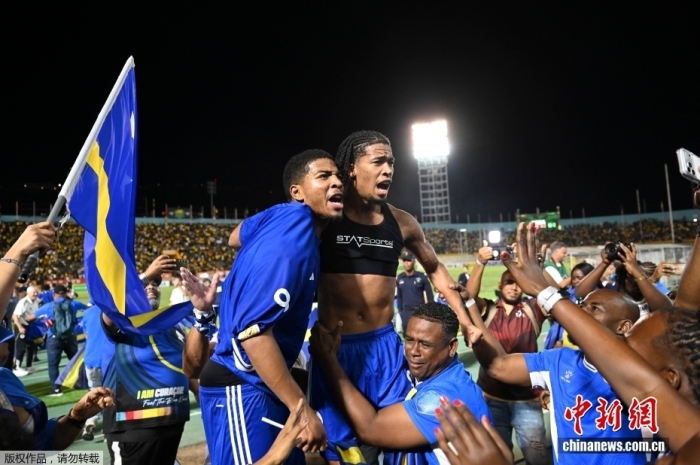 圖為庫拉索隊球員與球迷共同慶祝晉級世界杯。