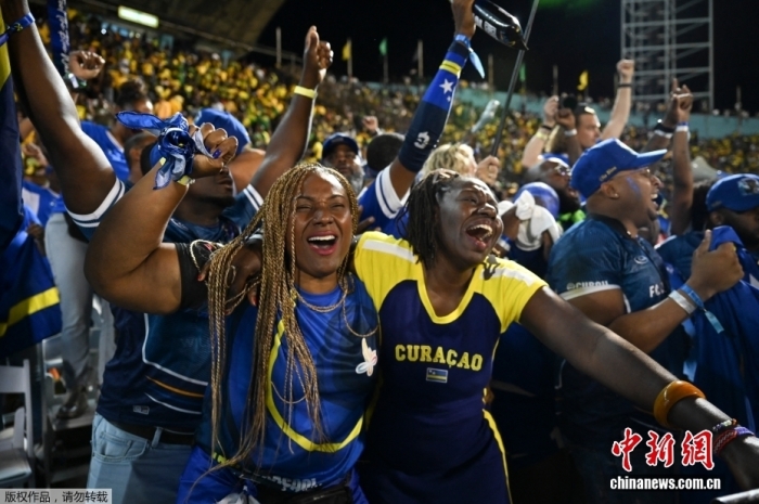 圖為庫拉索隊球迷慶祝晉級世界杯。