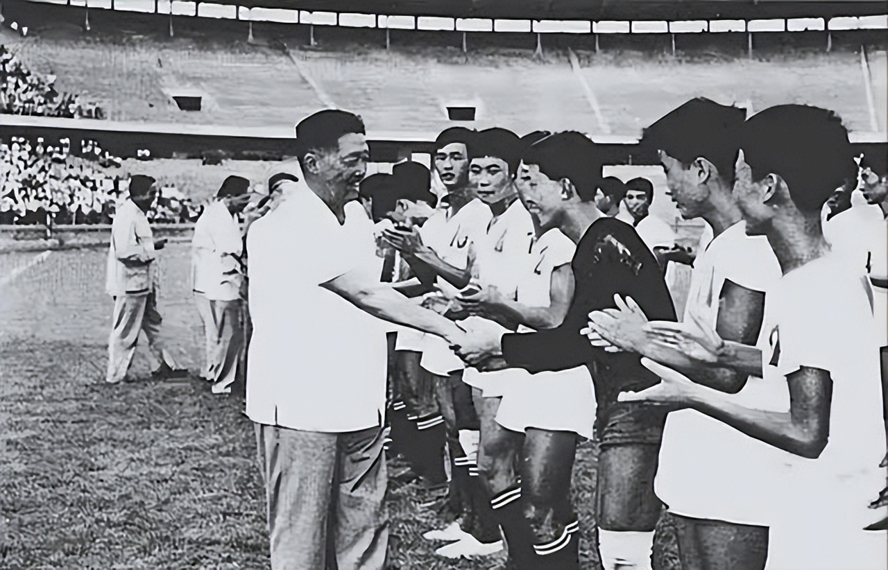 國足世界杯歷史_中國足球歷史_賀龍與中國足球