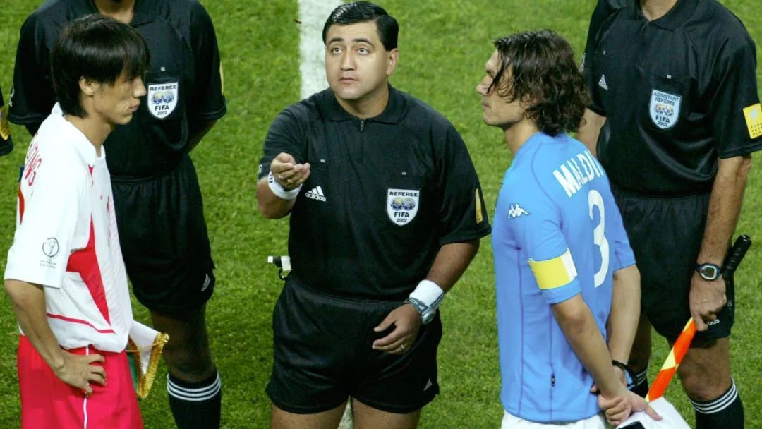 世界杯黑哨！他是2002年最具爭(zhēng)議裁判，后來鋃鐺入獄