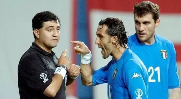 世界杯歷史十大黑哨_意大利韓國世界杯黑哨莫雷諾_2002年韓日世界杯莫雷諾爭議判罰