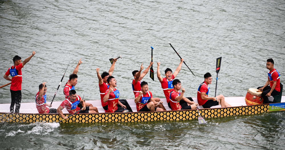 4月24日，中國隊在奪得男子組12人龍舟100米直道賽冠軍后慶祝。新華社記者 楊冠宇 攝