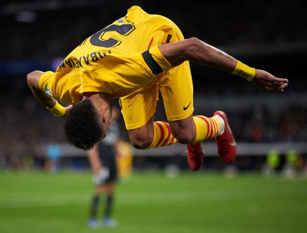 西甲聯賽巴薩對皇馬_西甲巴塞羅那4:0大勝皇家馬德里_奧巴梅揚雙響門神助巴薩取勝